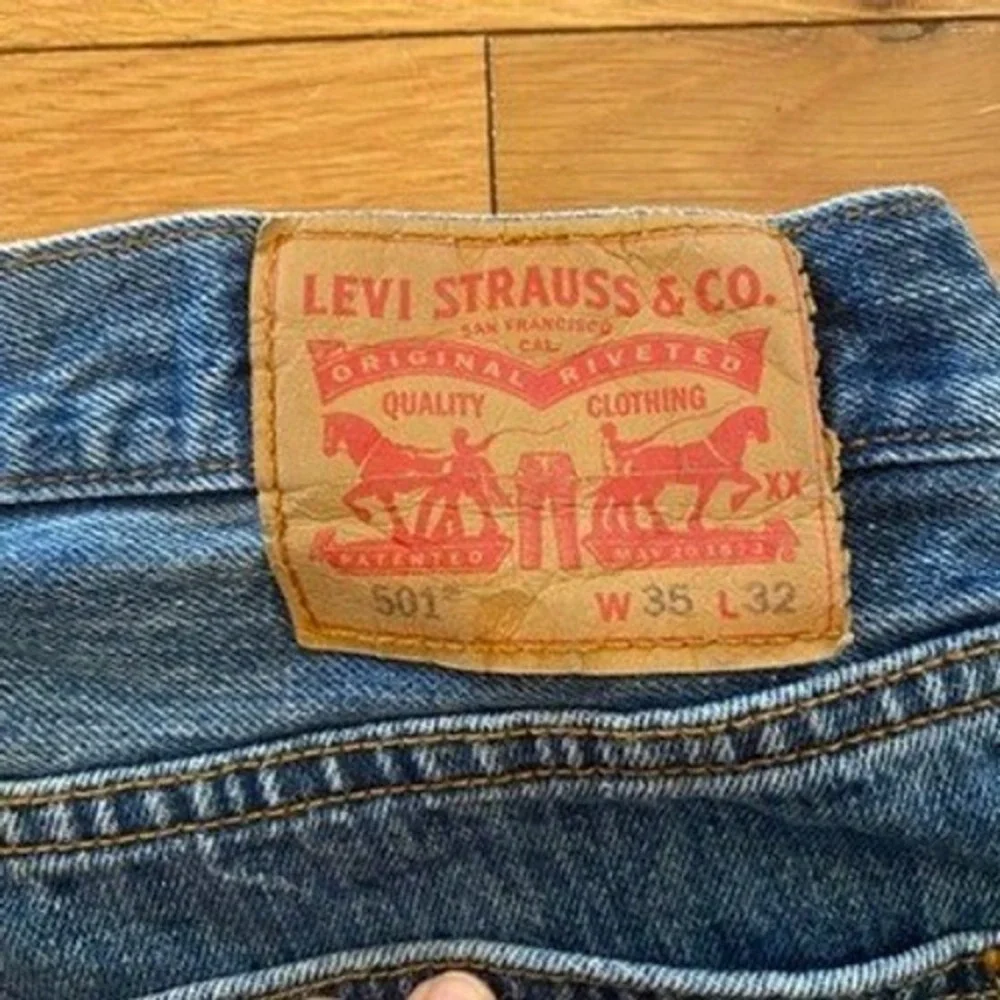 Levis 501 Original Fit Mens Medium Wash Blue Straight Leg Denim Jeans 35x32